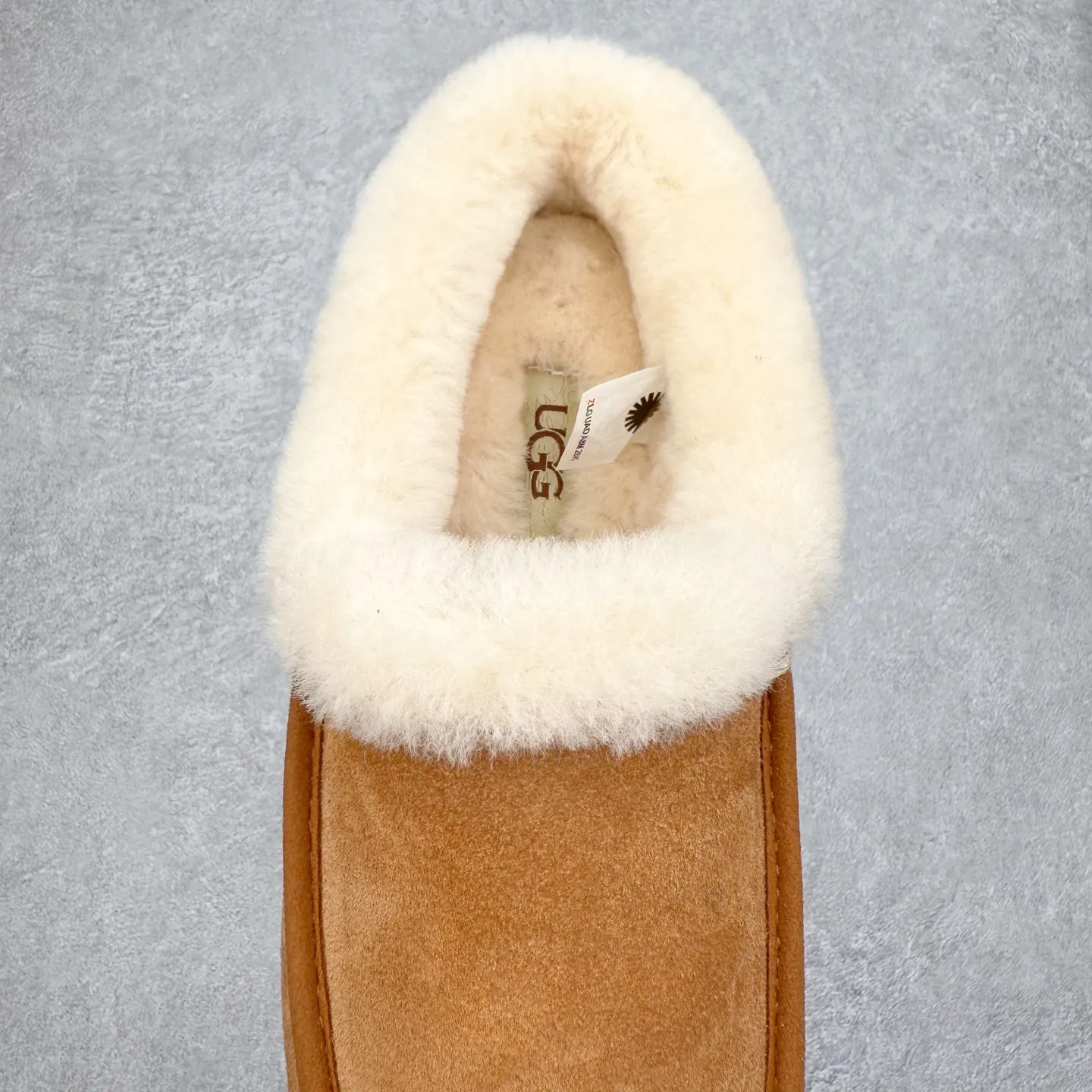 💰480 UGG 1391 Autumn and winter sheepskin and fur integrated snow boots. All shoes are made of ZP same factory. Longfeng A-grade Australian imported sheepskin and fur integrated brand OEM production line. Fully follow the ZP process. OEM original pattern maker. Adhering to the principle of no original shoes and no development selection. Pay attention to every detail. The most authentic TREADLITE "light wing" technology outsole on the market. Lightweight/durable/flexible/pile type [solemn after-sales commitment] If there are major quality problems such as degumming/broken bottom within one month, we will directly replace it with a new one for you! Size: 35 36 37 38 39 40